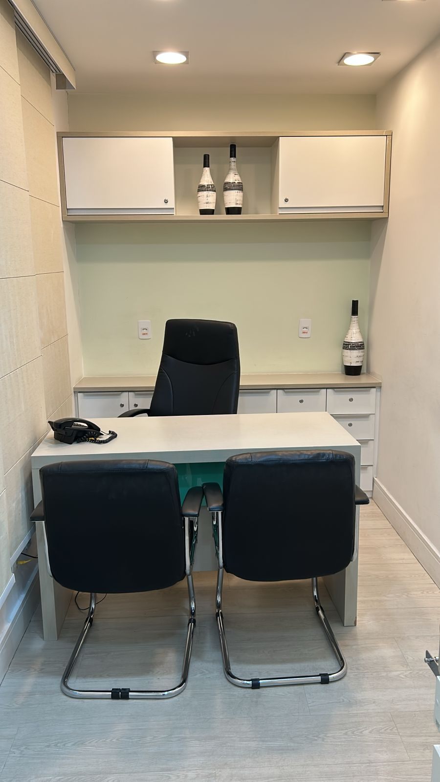 Consultório pronto para locação com mesa e cadeiras profissionais